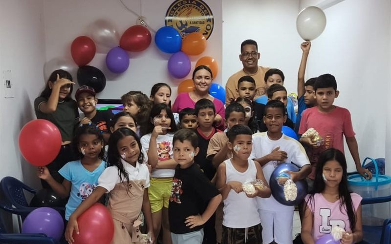 Niños en una actividad de la iglesia Un Nuevo Pacto, Cúcuta