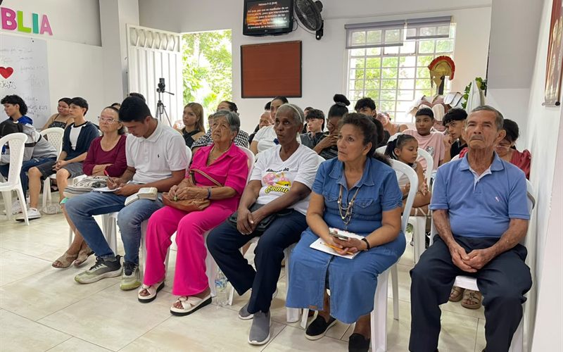 Congregación de la iglesia Su Presencia en Bucaramanga durante el culto