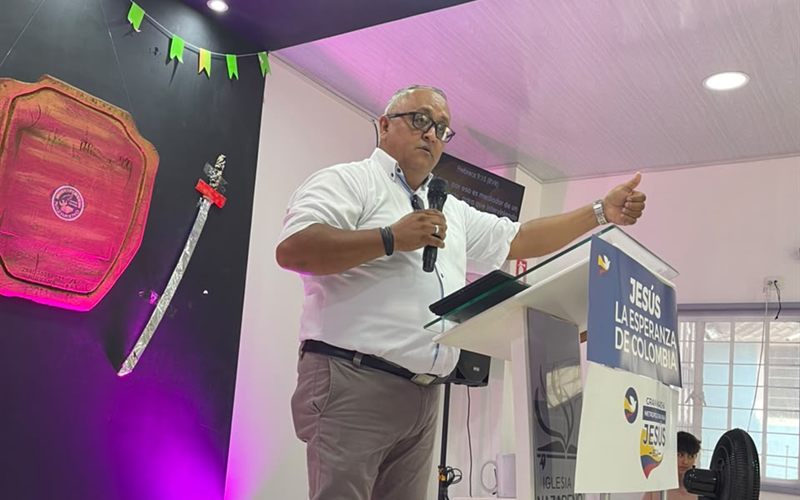 Rev. Ricardo Becerra predicando en la iglesia Su Presencia