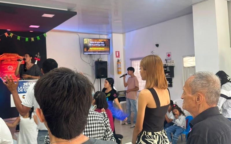 Congregación de Su Presencia en tiempo de adoración
