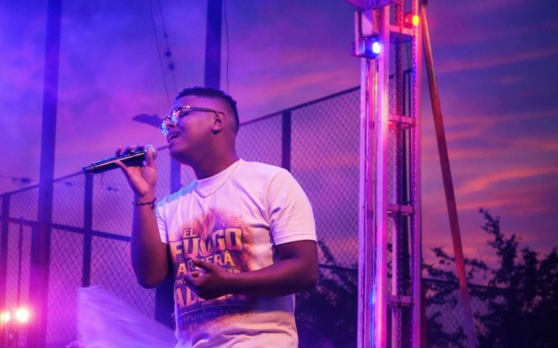 Joven cantando en un evento de la iglesia Su Presencia