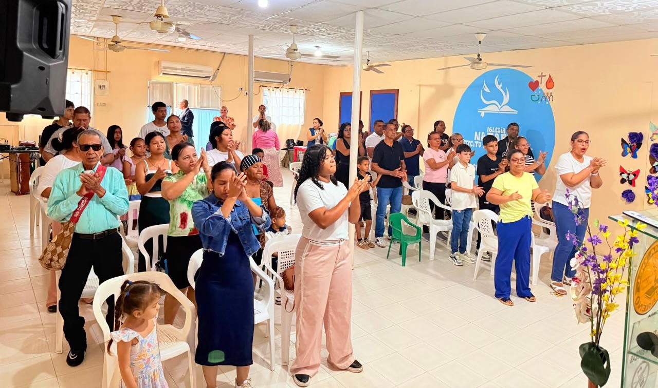 Congregación en adoración en la Iglesia del Nazareno Ejército del Dios Viviente, Barrancabermeja