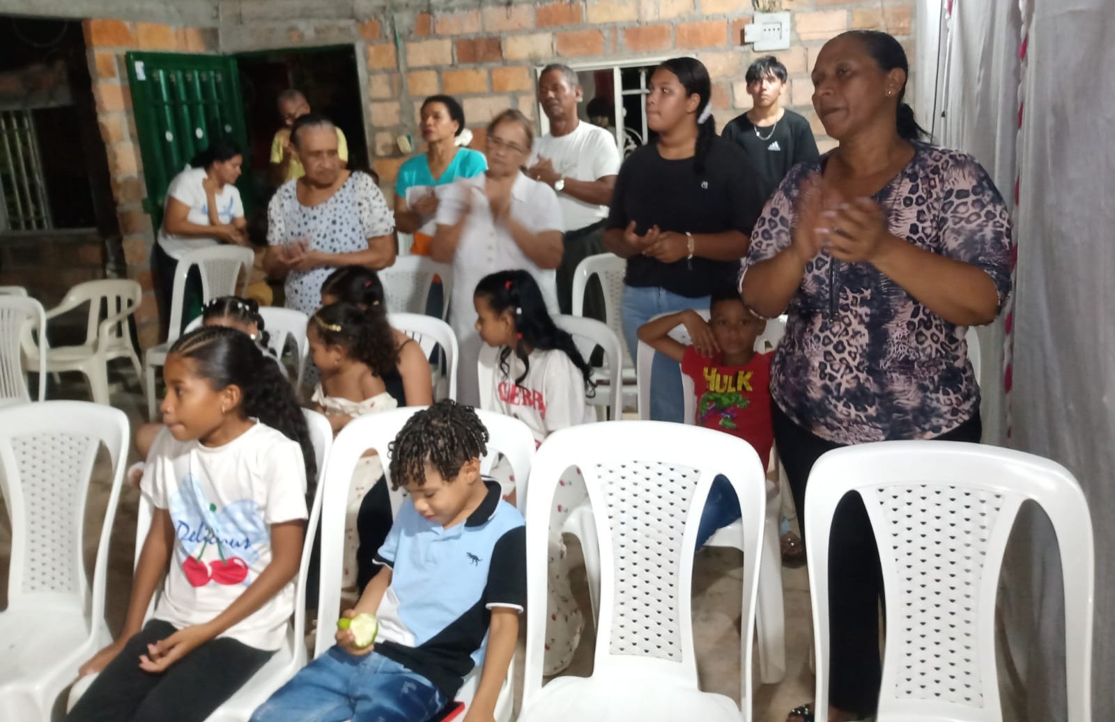 Congregación reunida en la Iglesia del Nazareno Refugio de Dios, El Llanito