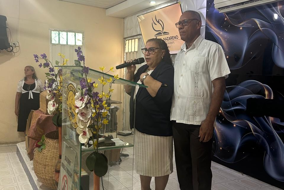 Ministración desde el púlpito en la Iglesia del Nazareno Ejército del Dios Viviente