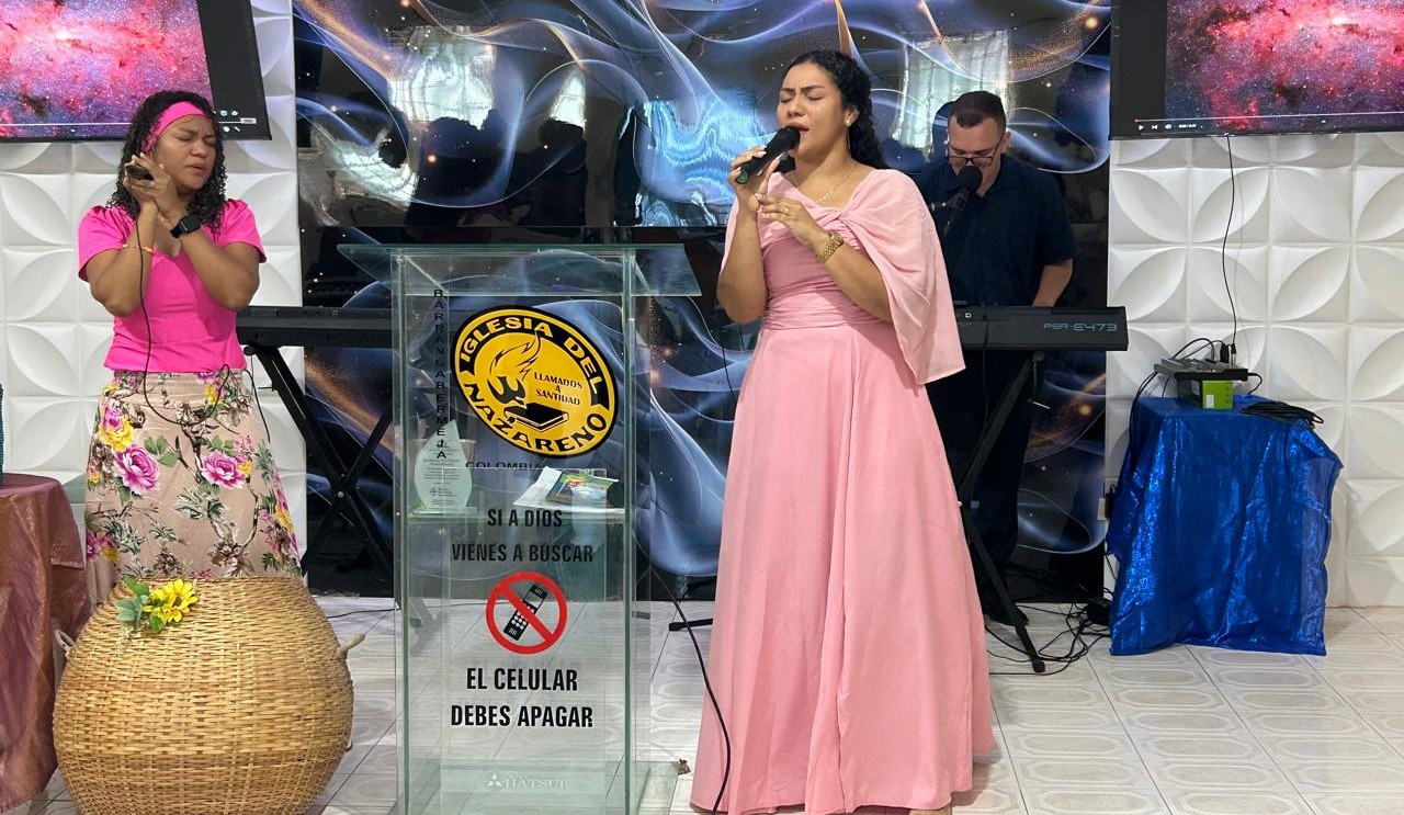 Alabanza en la Iglesia del Nazareno Ejército del Dios Viviente, Barrancabermeja