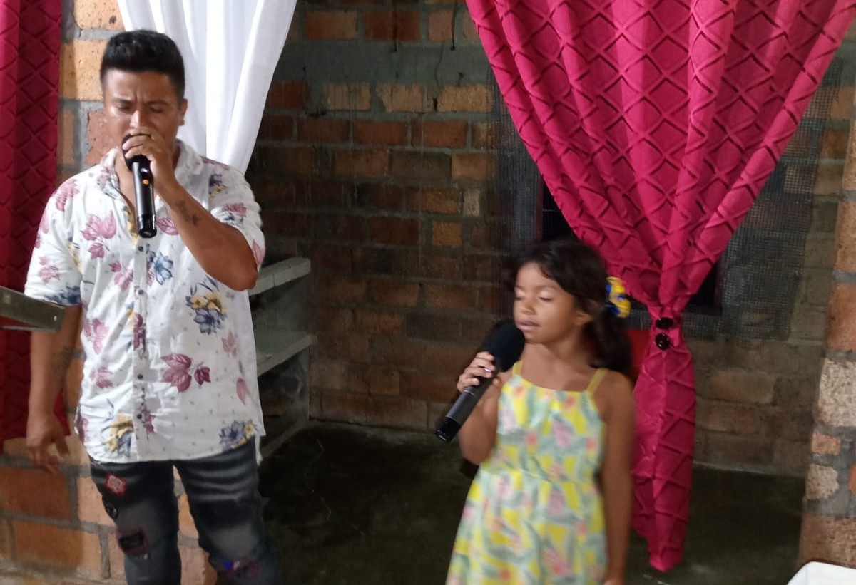 Participación en un culto de la Iglesia del Nazareno Refugio de Dios, El Llanito