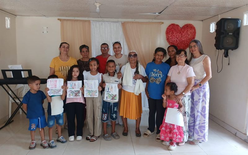 Niños de la Iglesia del Nazareno de Aguachica mostrando sus trabajos