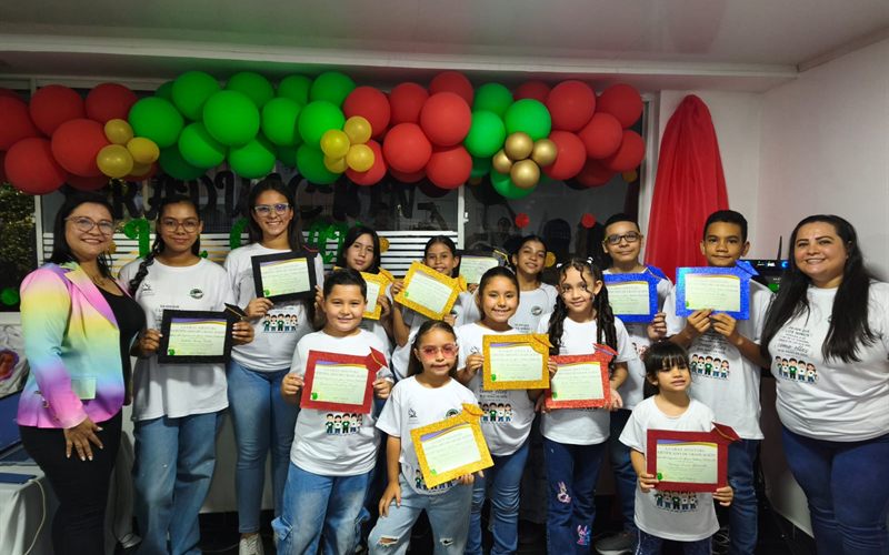 Entrega de certificados en la Iglesia del Nazareno de Piedecuesta